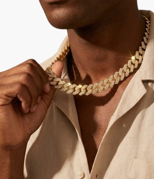 Diamond-shaped necklace