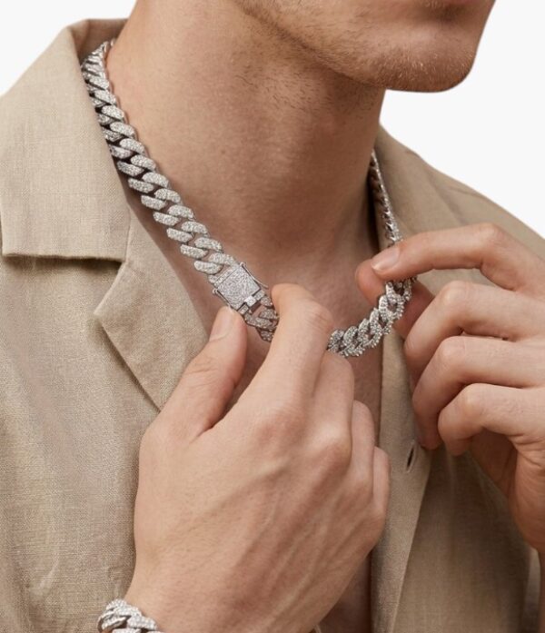Diamond-shaped necklace