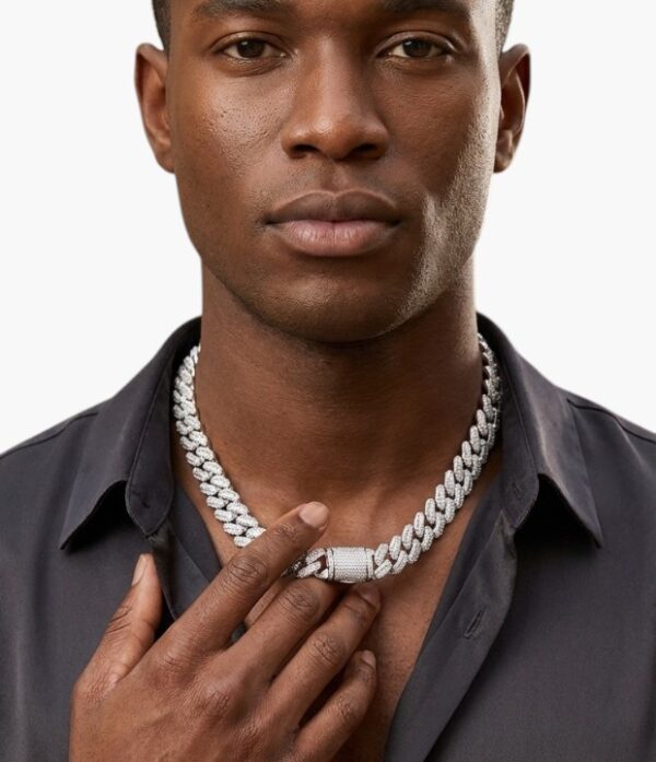 Diamond-shaped necklace